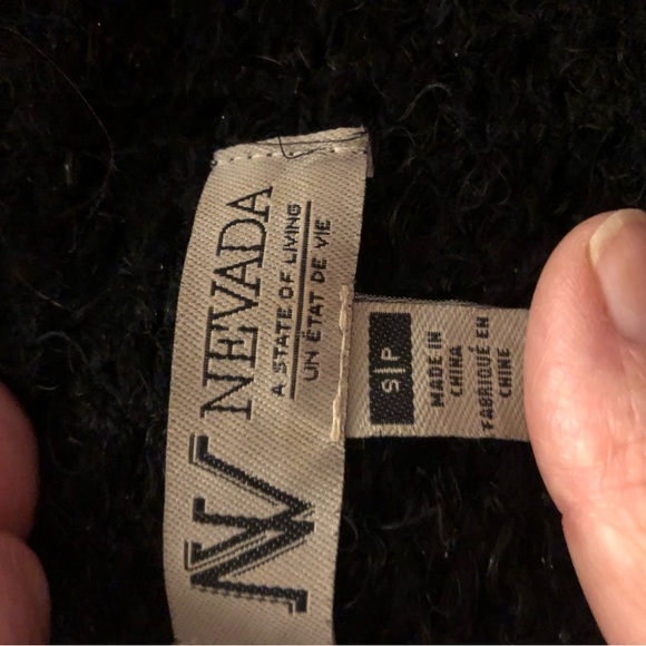 🇨🇦Medium Black Sparkly Sweater - Picture 12 of 12